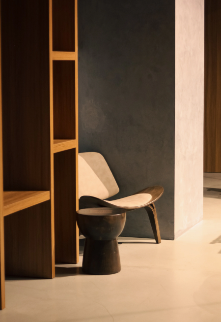 Interior con mobiliario en madera