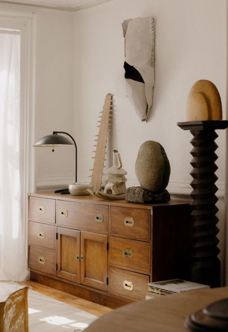 Interior con aparador de madera